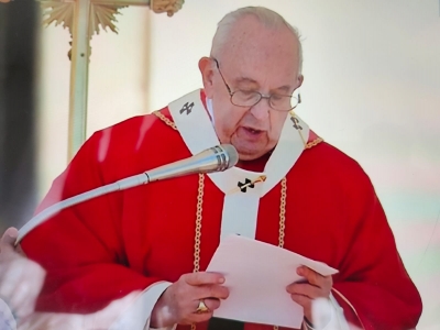 Il Papa torna sul sagrato della Basilica: "Nella follia della guerra si torna a crocifiggere Cristo"